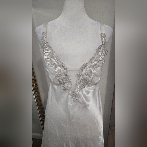 FLORA NIKROOZ Satin Venise Trim Lingerie Nightgown In Ivory. Size Medium - Picture 6 of 16